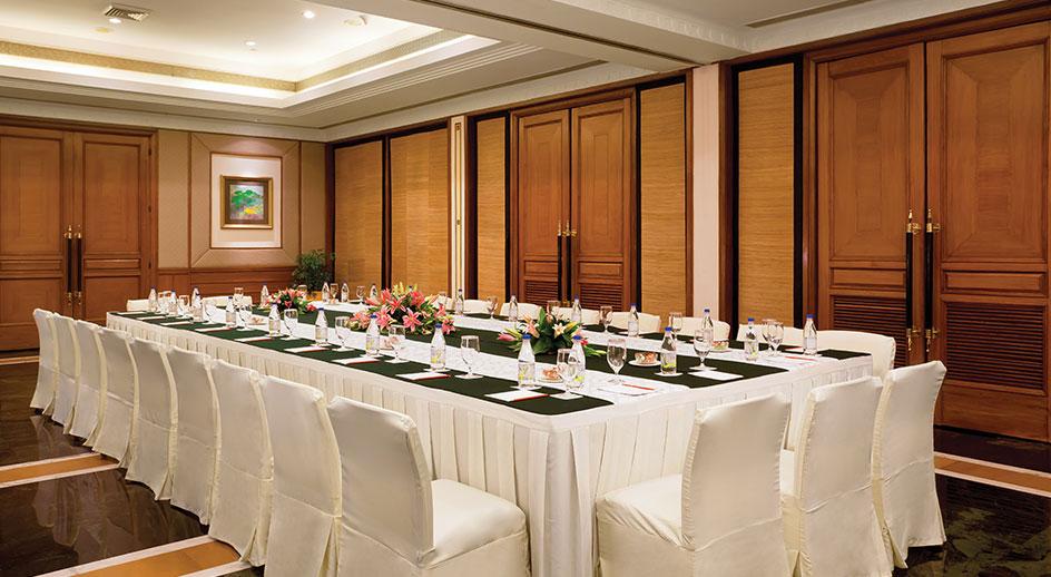 Trident Jaipur Hotel Exterior photo A meeting room at the Taj Bengal