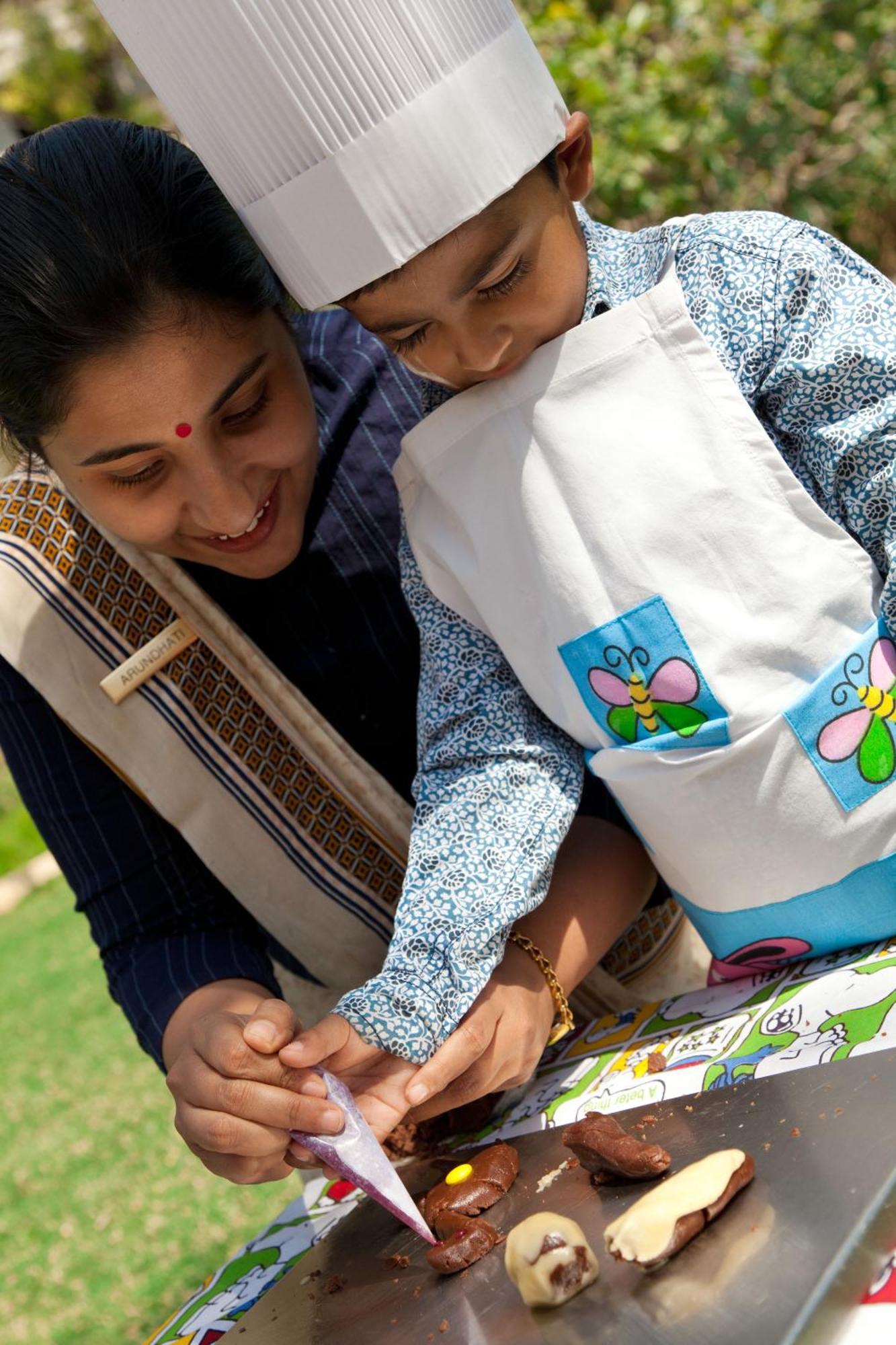 Trident Jaipur Hotel Exterior photo A woman in India with her child