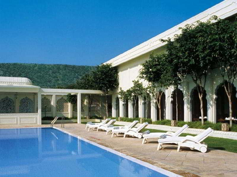 Trident Jaipur Hotel Exterior photo The swimming pool at the hotel